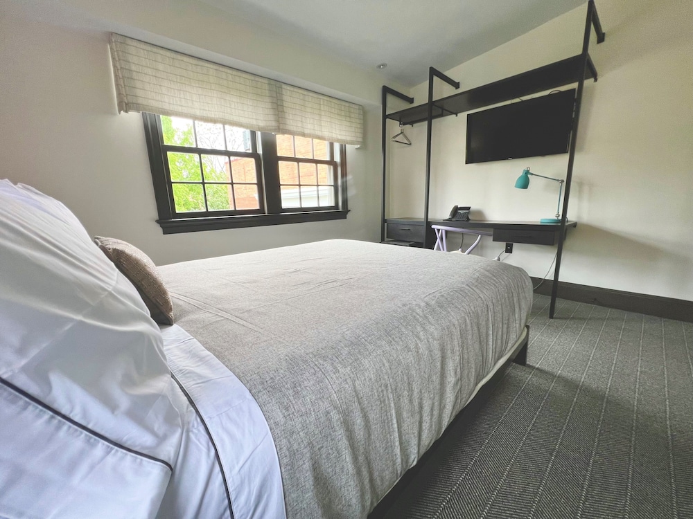 QUEEN BED