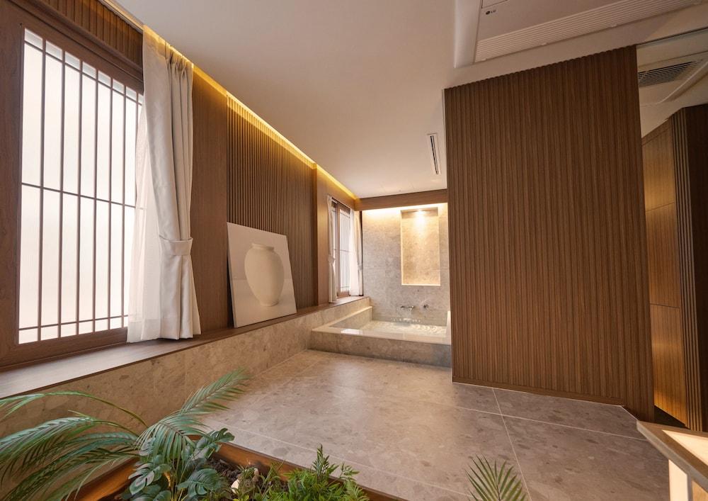 UH Suite The Myeongdong 25/52