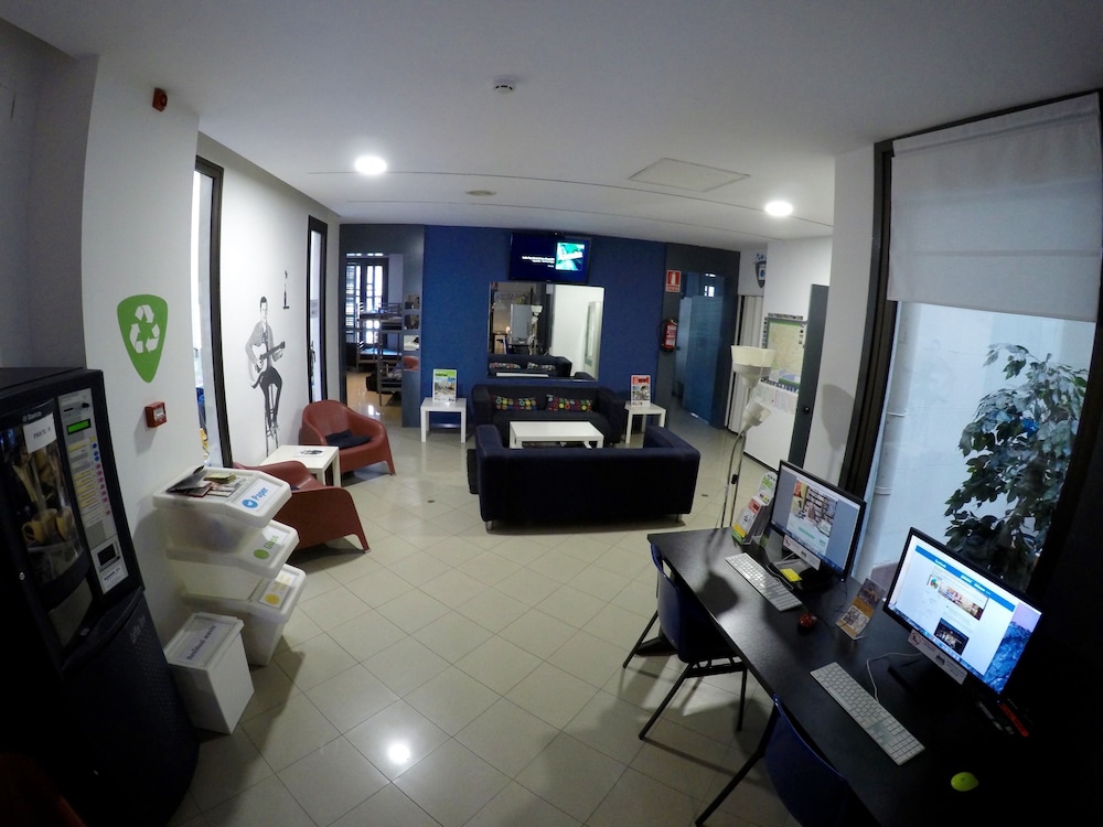 Alternative Creative Youth Hostel Barcelona 34/50