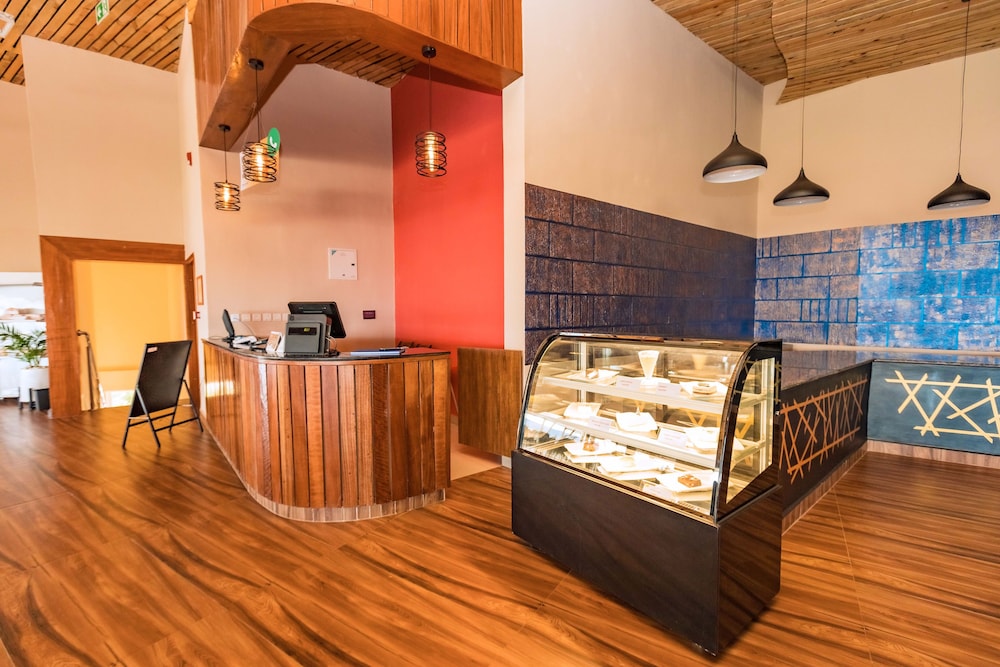 The Hut Restaurant & Boutique Hotel 11/55