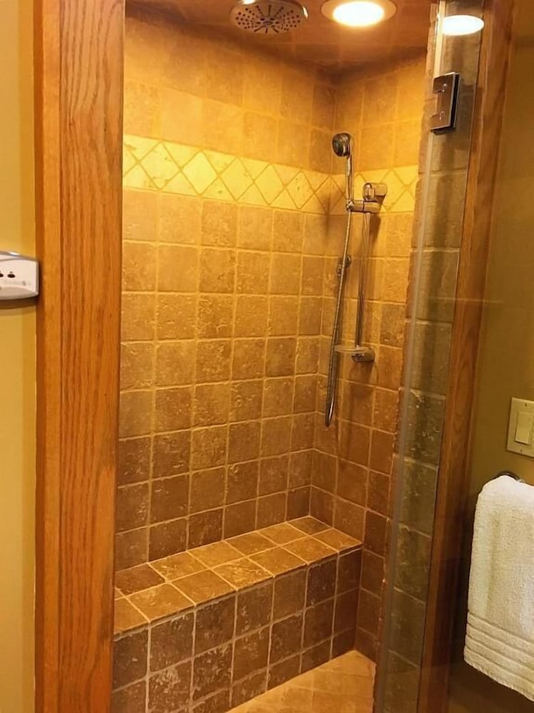 Birch, Premium, Suite, King Bed, Lake View, Hot Tub