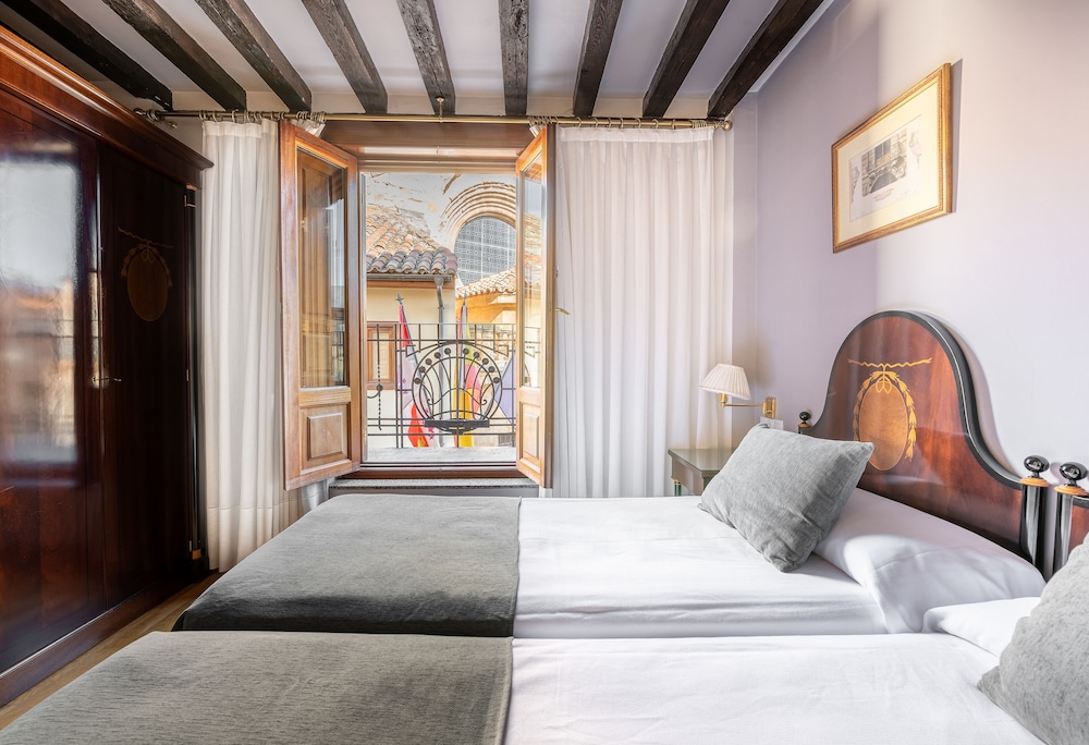 ROOM, DOUBLE OR TWIN BED