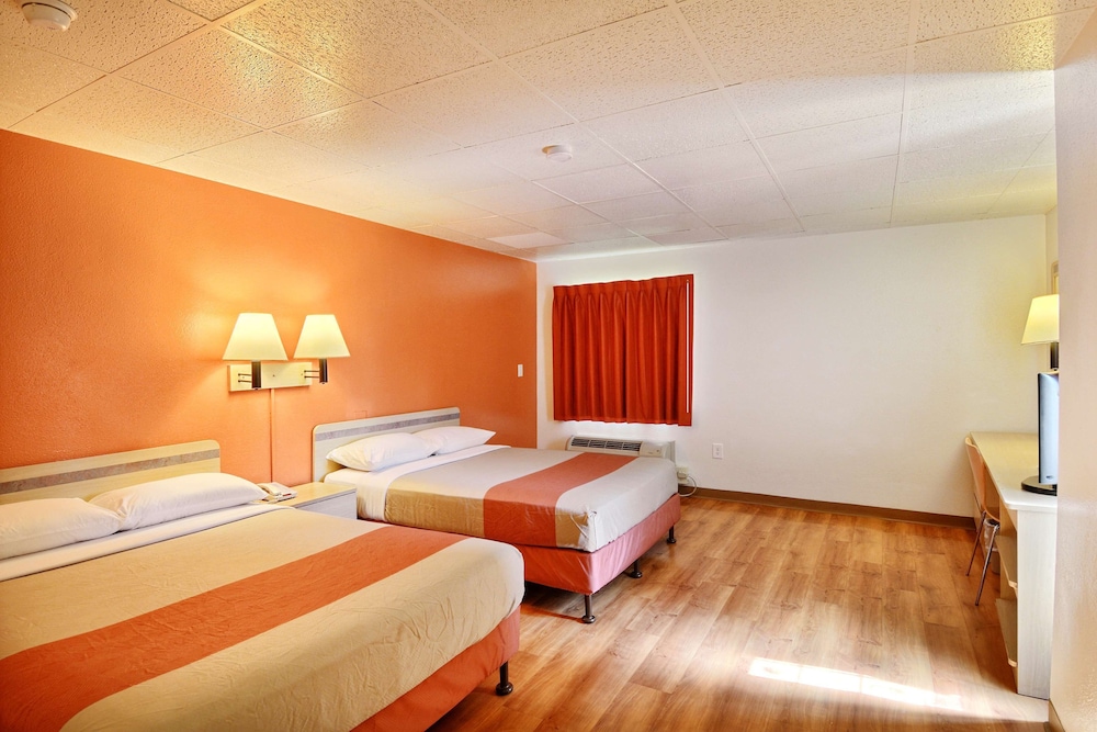 Motel6 Nashua, NH - North 22/58