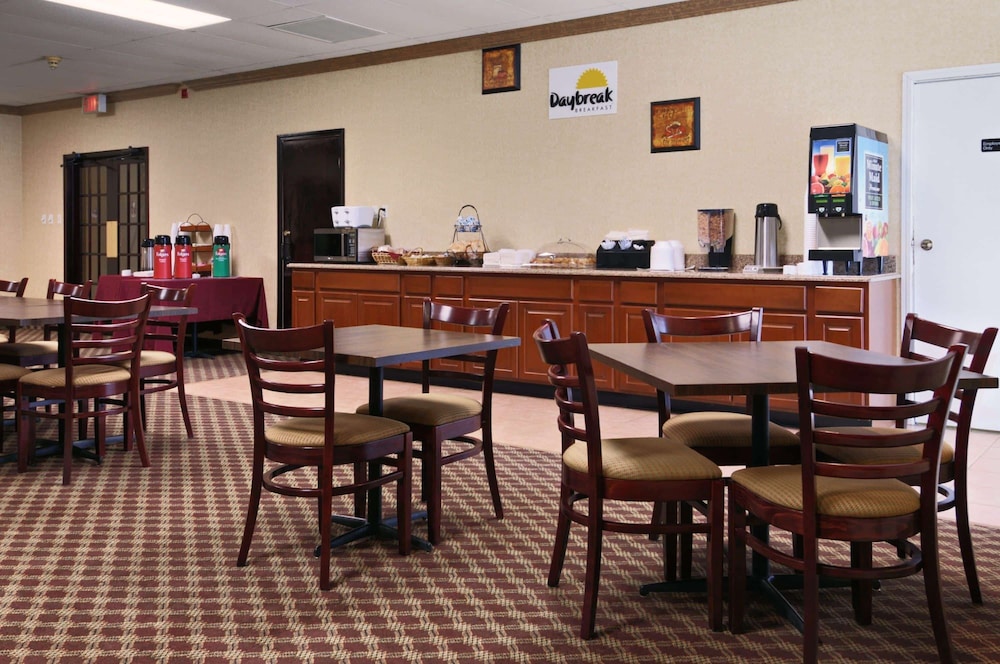 Days Inn by Wyndham Conneaut 38/47