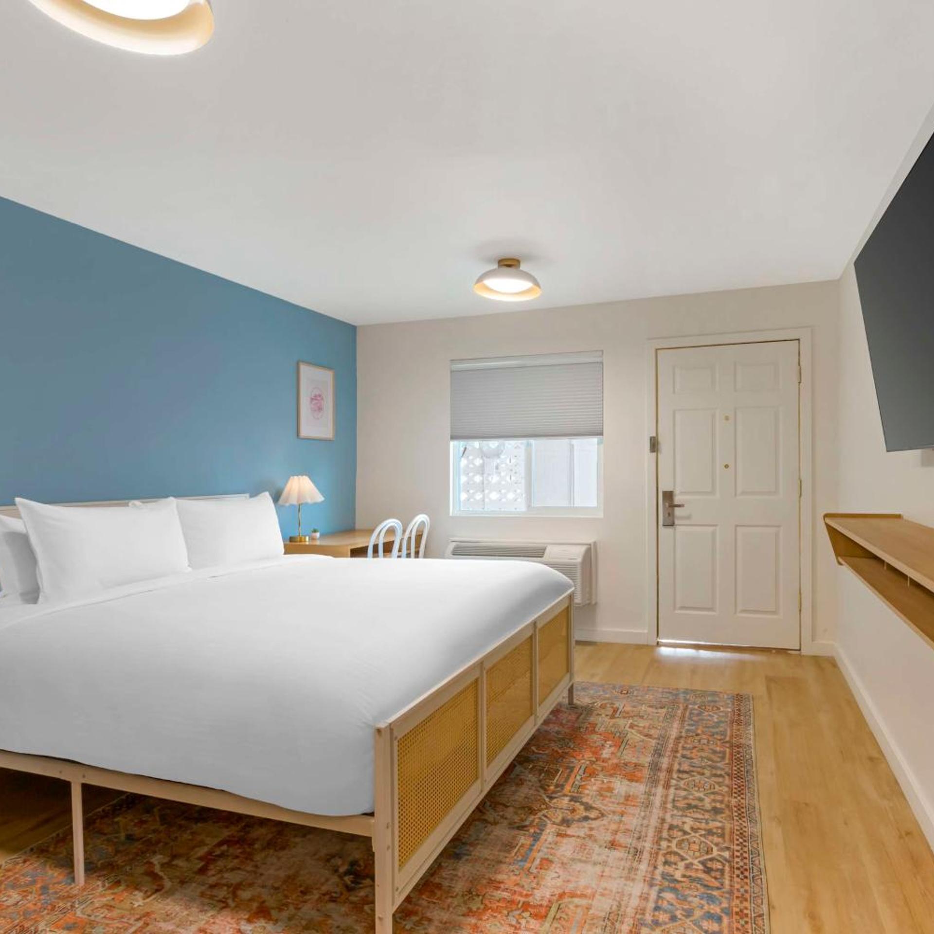 Room, King Bed, Pool Side, Kitchenette
