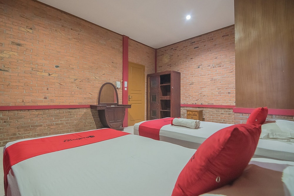 RedDoorz Plus @ Hotel Negeri Baru Lodaya Puncak 8/24