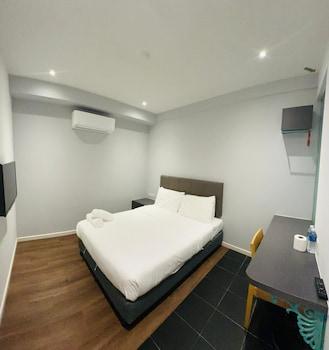 Deluxe, King Bed, Queen Bed, No Window