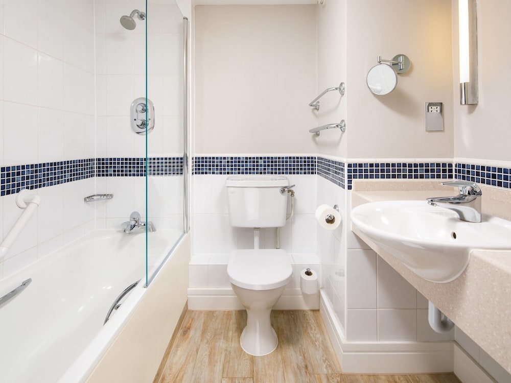 Mercure Gloucester Bowden Hall Hotel 68/70