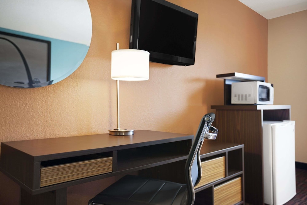 Super 8 by Wyndham Collinsville St. Louis 14/15