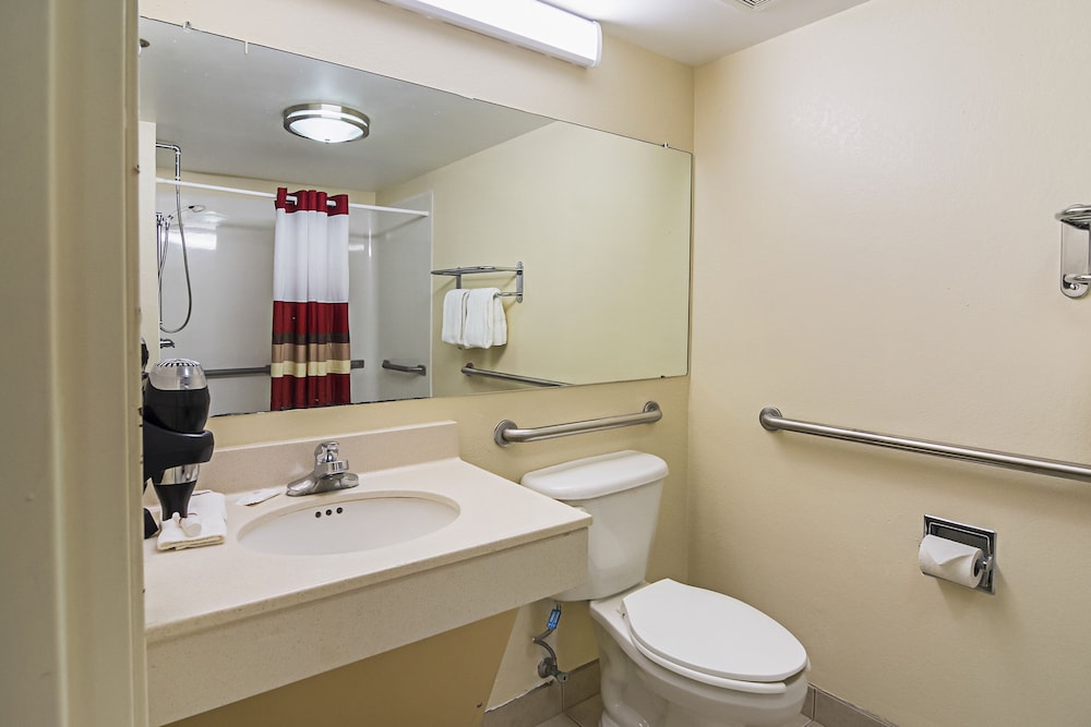 Red Roof Inn & Suites Fayetteville - Fort Bragg 11/27