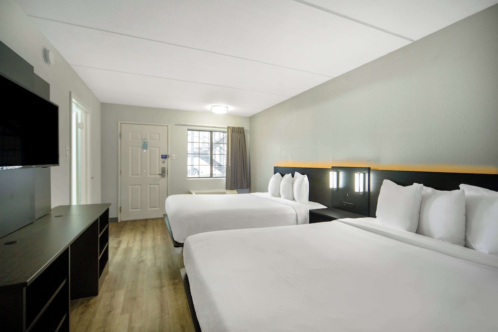 Deluxe, 2 Queen Beds, Motel6 San Antonio, TX – I-35 North Corridor 2/7