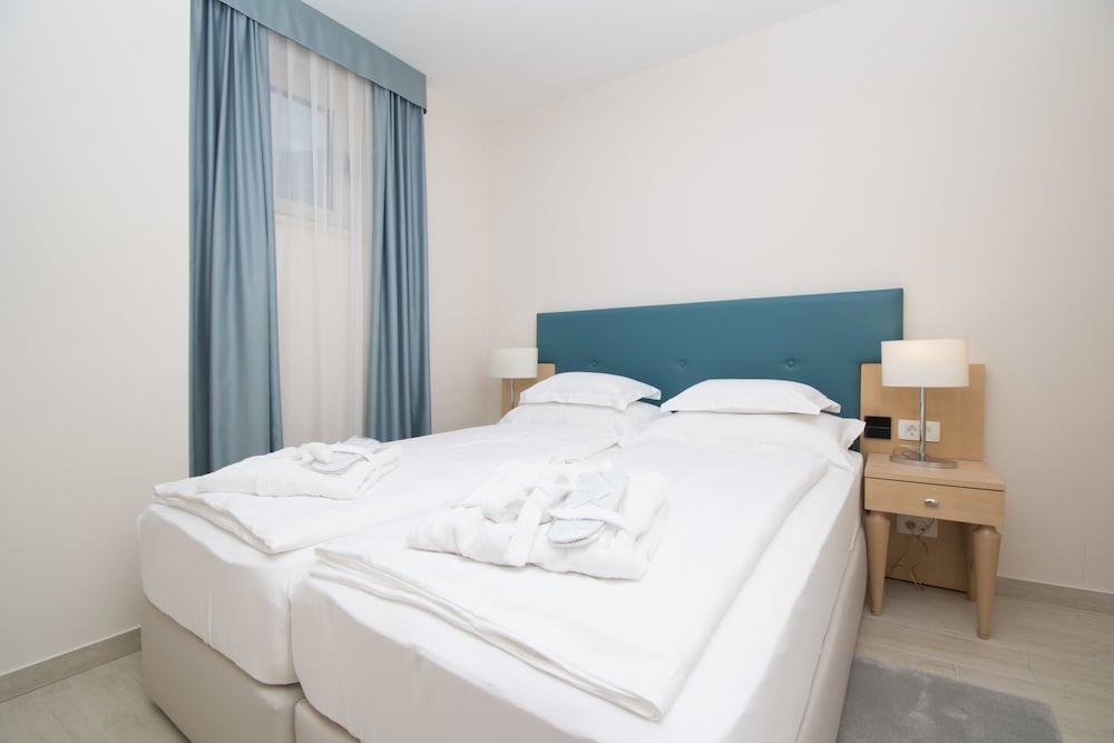 Aparthotel Flora 3/29