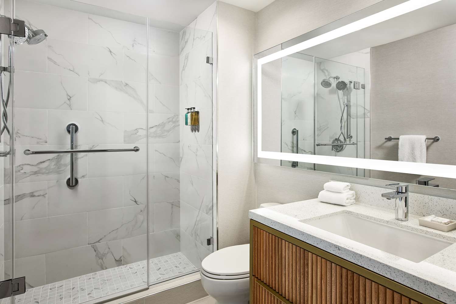 Room, King Bed, Resort View, Sofa، Faro Blanco Resort Marathon Florida Keys, Curio by Hilton 2/2