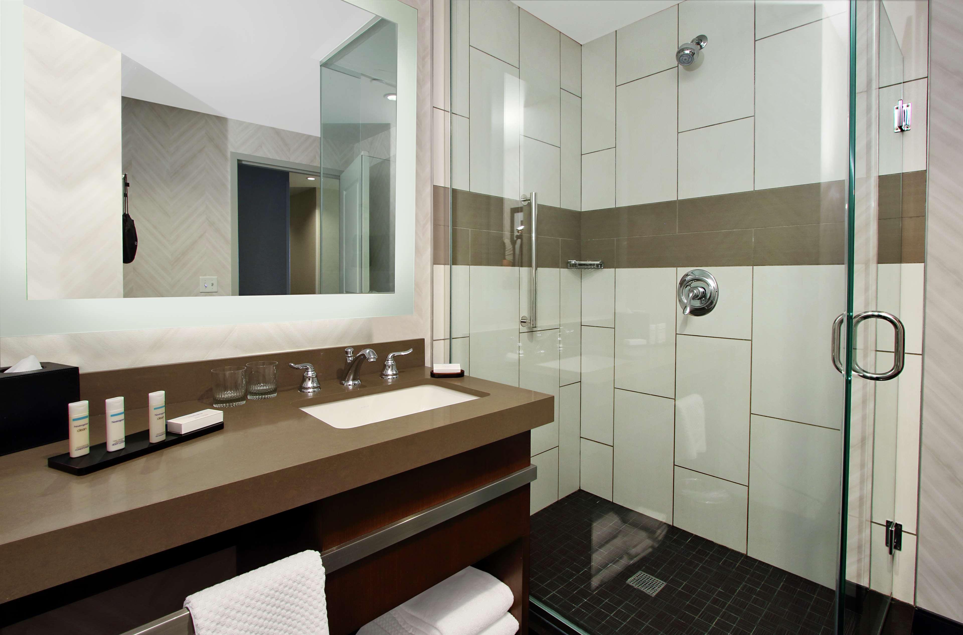 2 ROOMS, SUITE, KING BED, LARGE