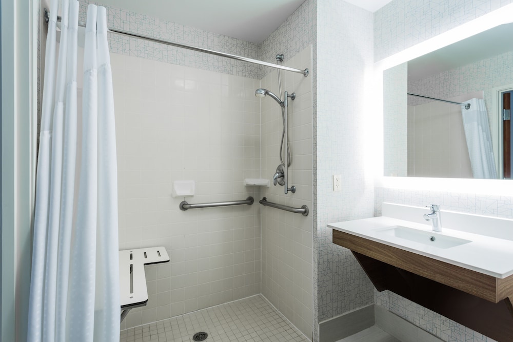 Holiday Inn Express Petersburg 24/70