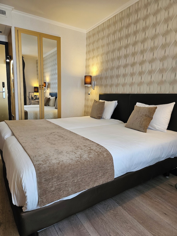ROOM, TWIN BEDS