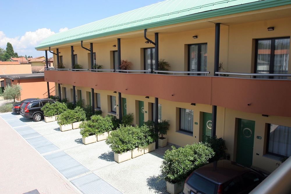 Luna Hotel Motel Airport 1/44