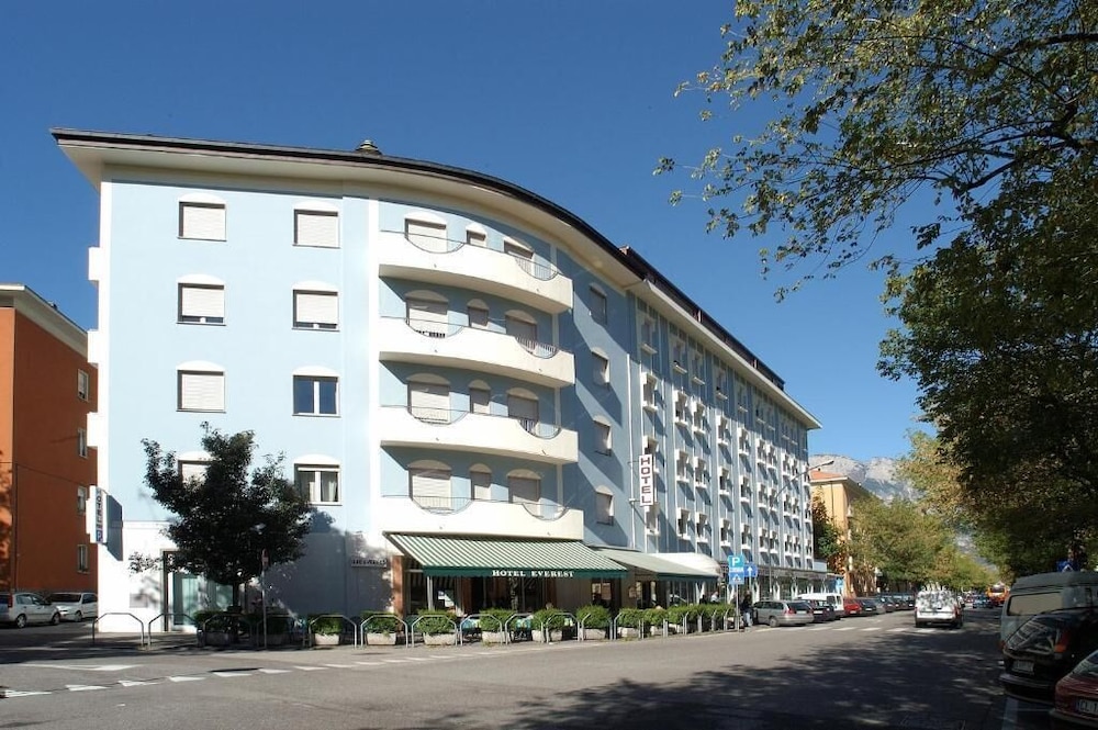 Everest Hotel 2/41