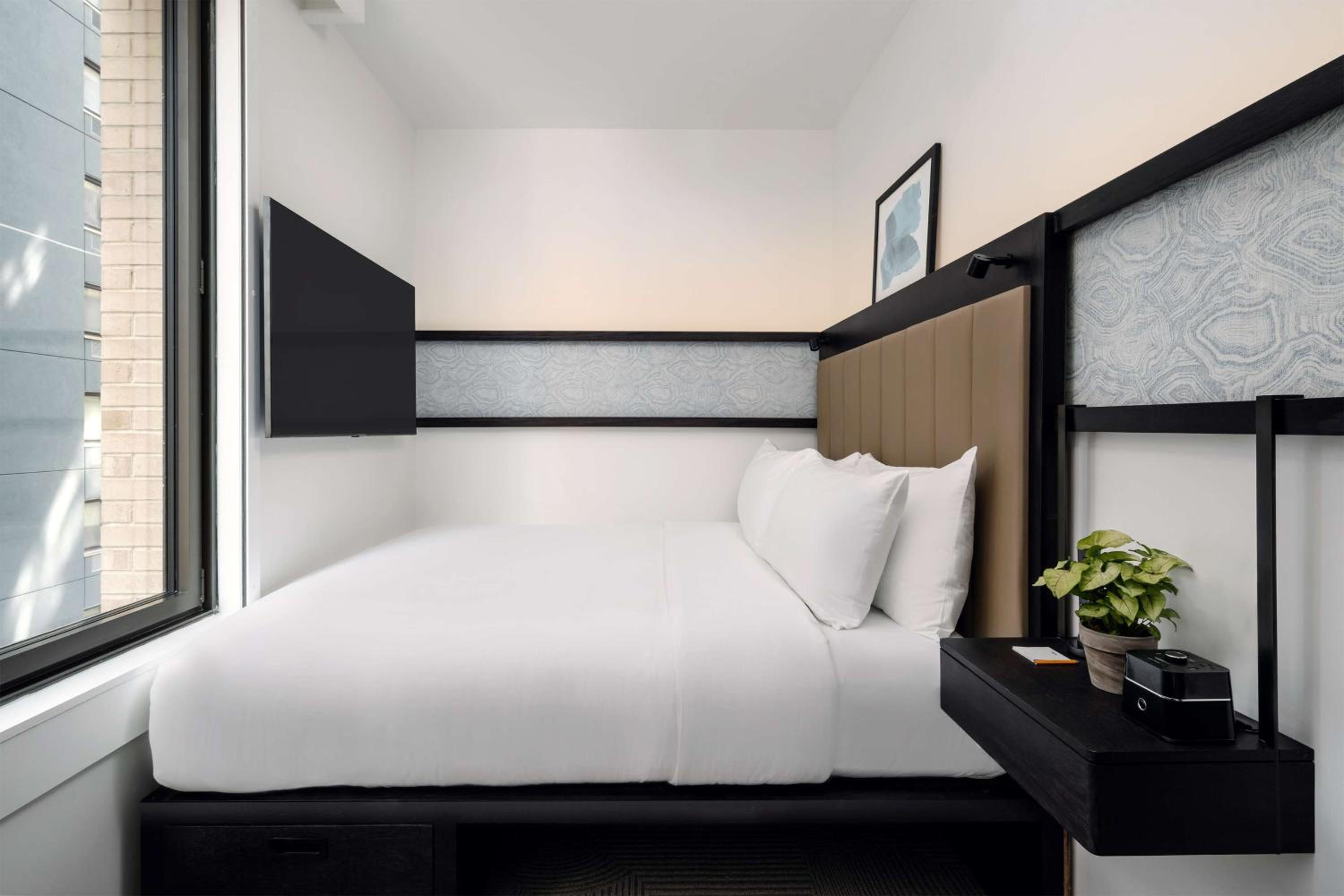 ROOM, KING BED