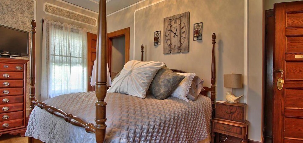 Mathis House, A Victorian Bed & Breakfast and Tea Room at 600 Main 12/50