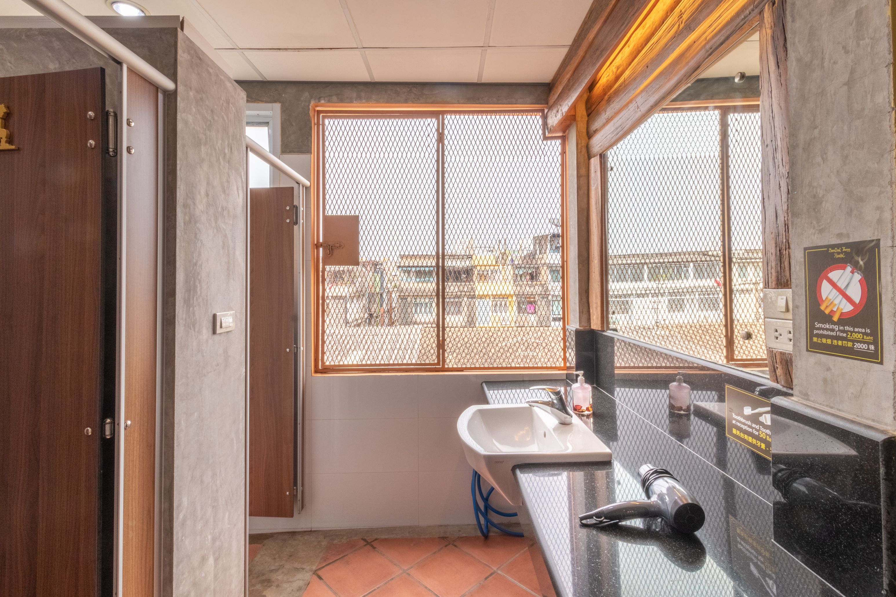 Banthat Thong Hostel 32/35