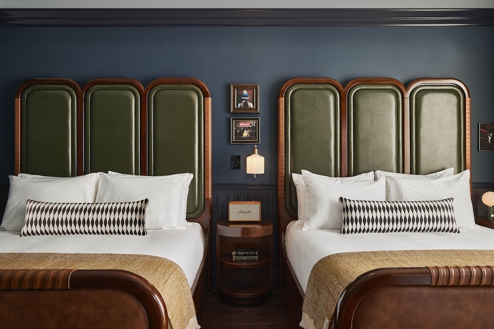 DELUXE, 2 QUEEN BEDS