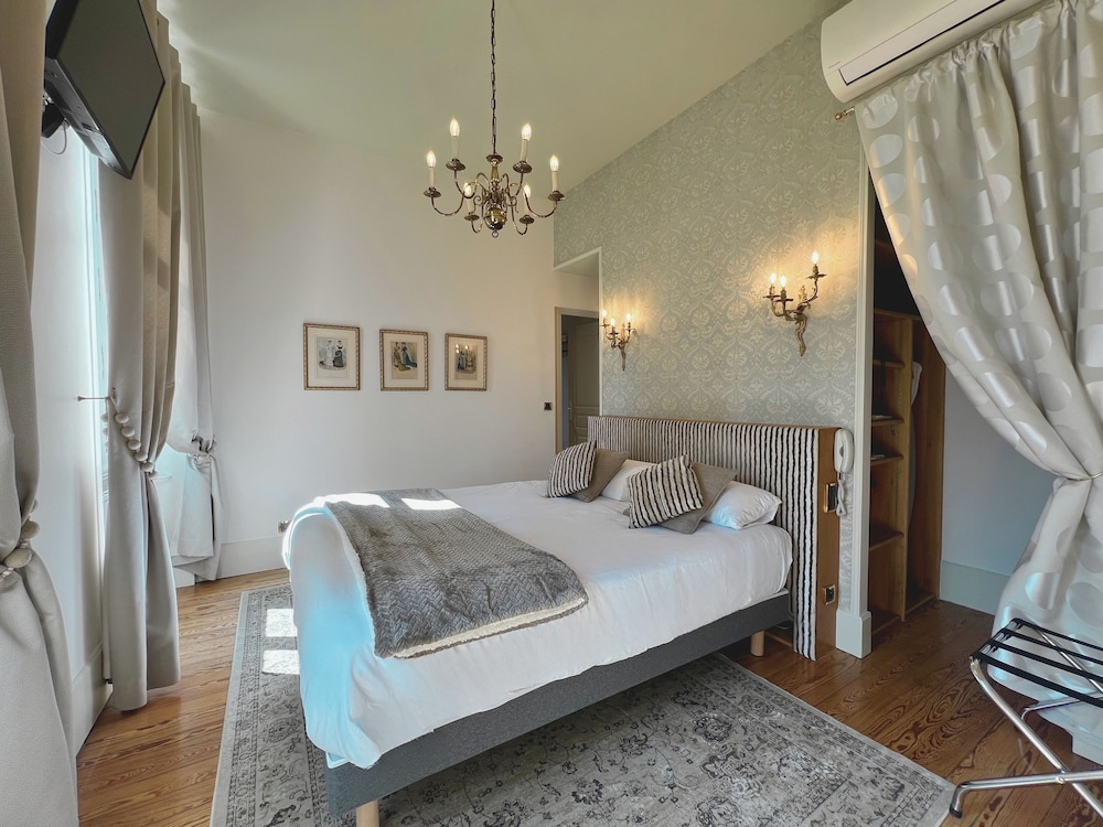 TRADITIONAL, SUITE, QUEEN BED, GARDEN VIEW, BATHTUB