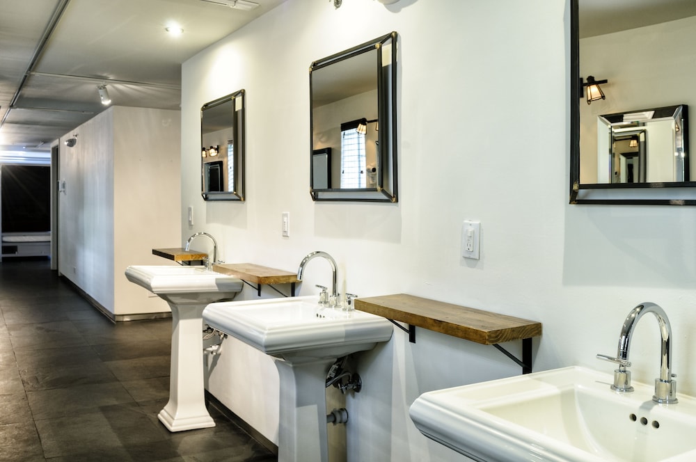 Posh South Beach Hostel 36/38