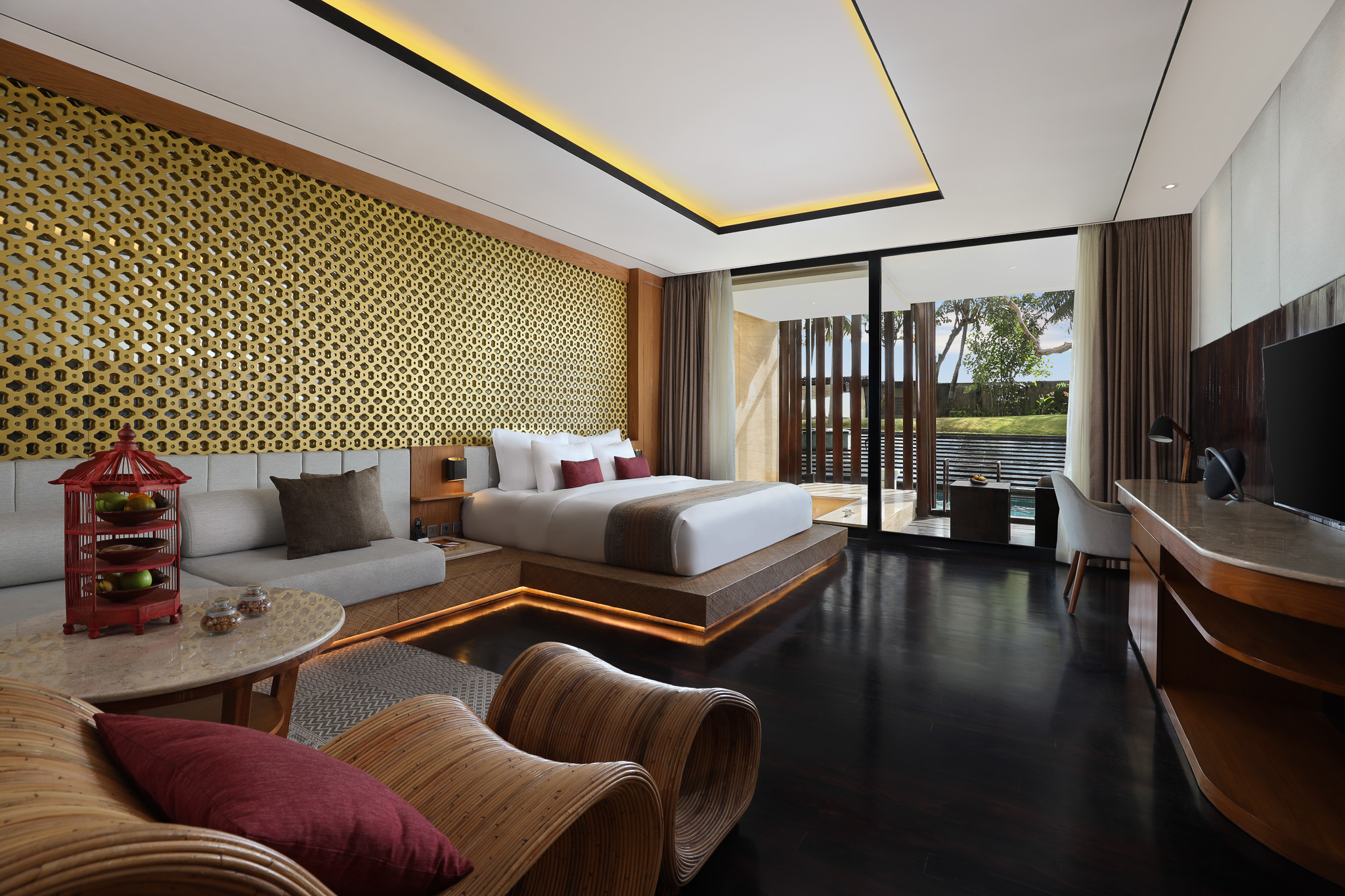 Suite, King Bed, Pool View