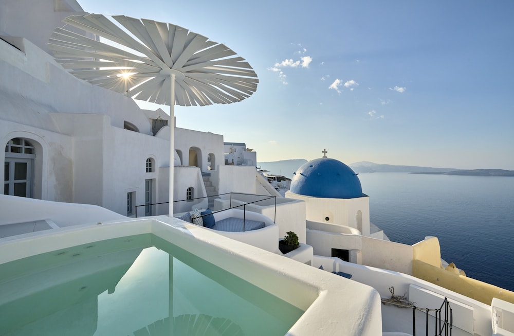 Cave Suite Oia 23/30