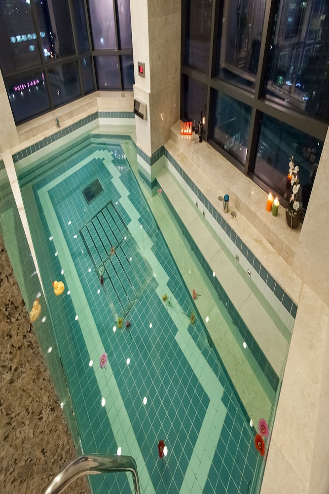 Pharos Hotel 45/68