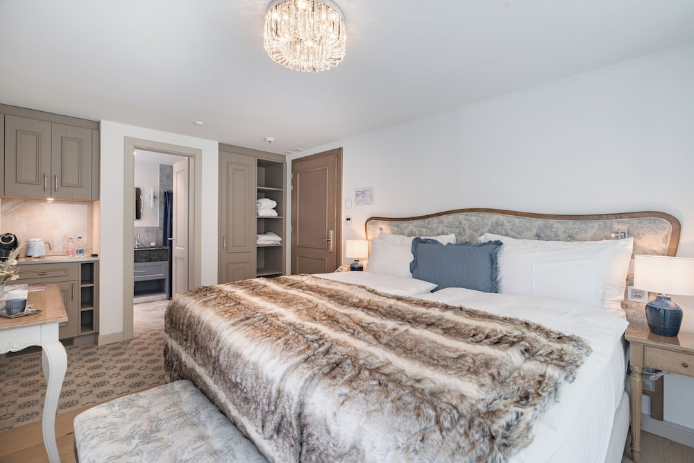 Petite, King Bed, Garden View