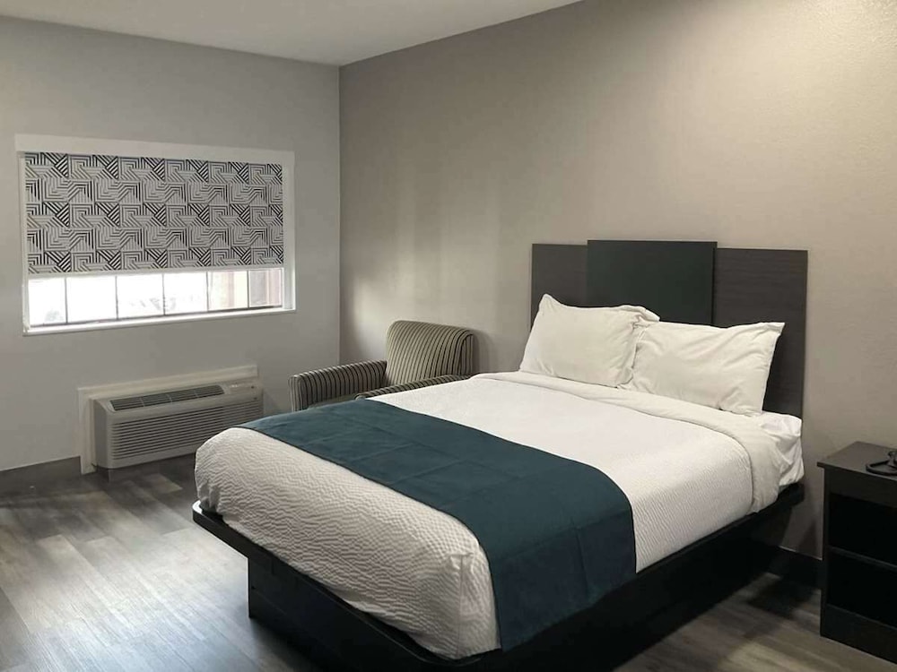 Studio6 Suites Brenham, TX 8/47