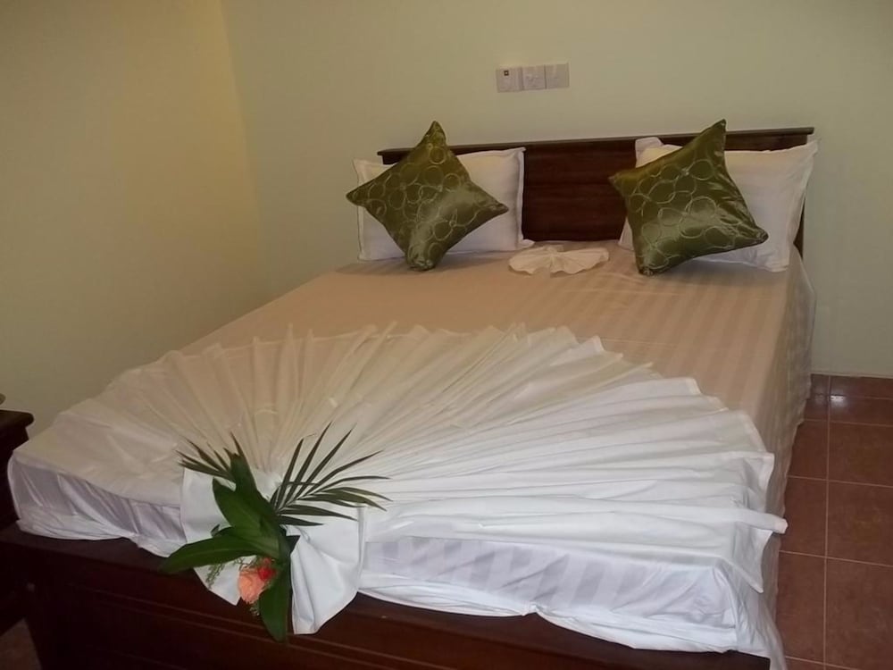 Lagoon Waves Hotel 5/28