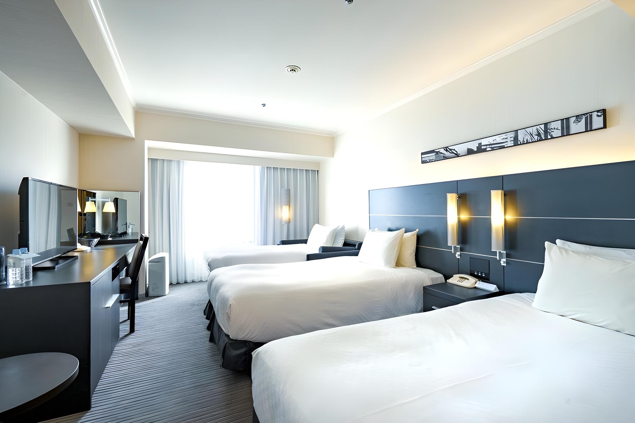 غرفة قياسية ثلاثية بسريرين منفصلين مع أريكة