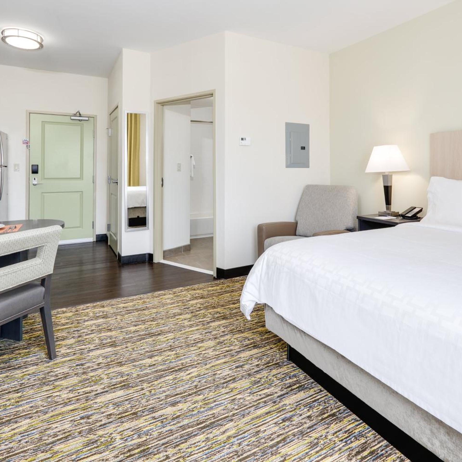 Studio, Suite, Queen Bed, Dining Area, Kitchen