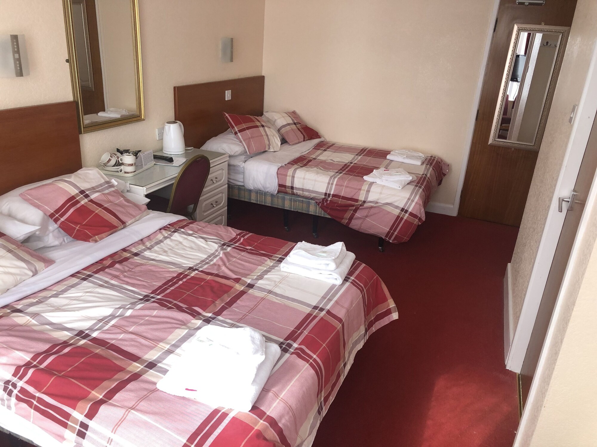 ROOM, QUADRUPLE