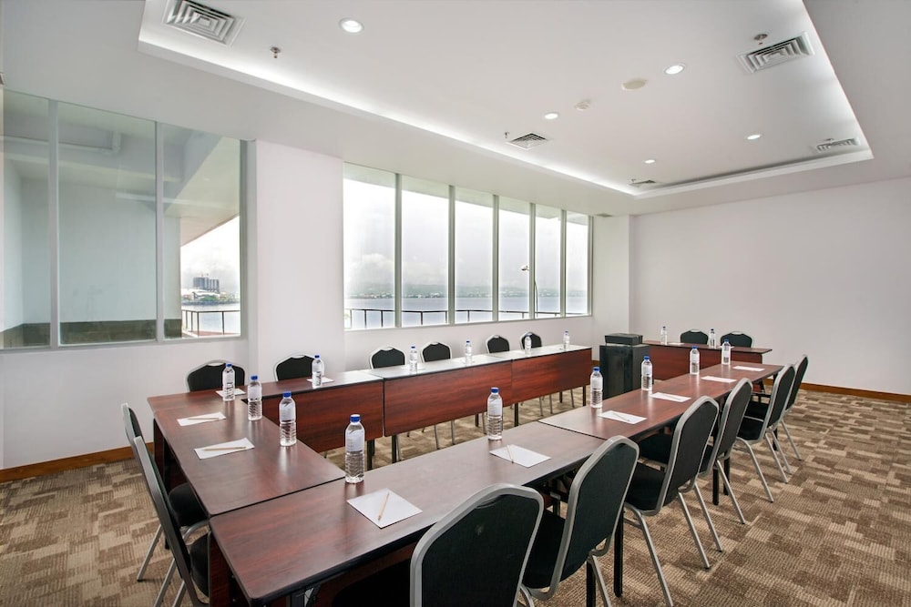 Whiz Prime Hotel Megamas Manado 35/42