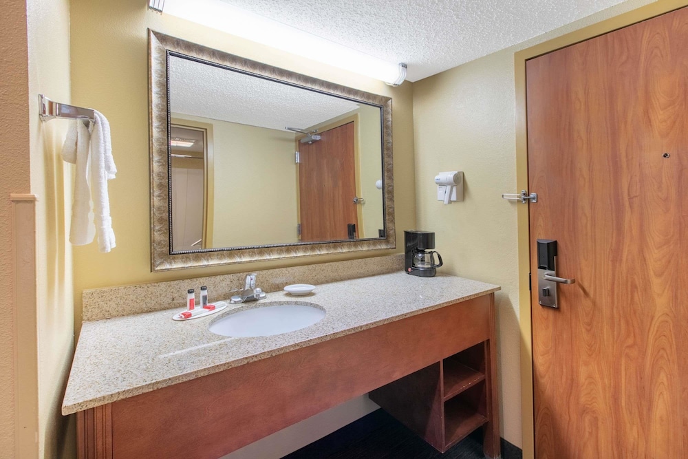 Days Inn By Wyndham Tulsa Central 27/42