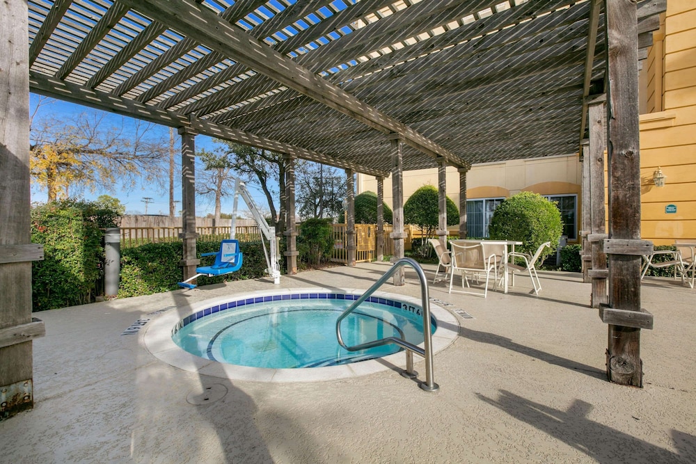 La Quinta Inn & Suites by Wyndham DFW Airport South / Irving 4/52