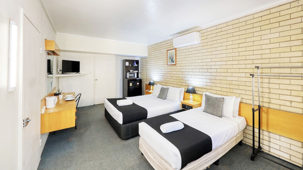 TROPICAL GATEWAY MOTOR INN 39/62