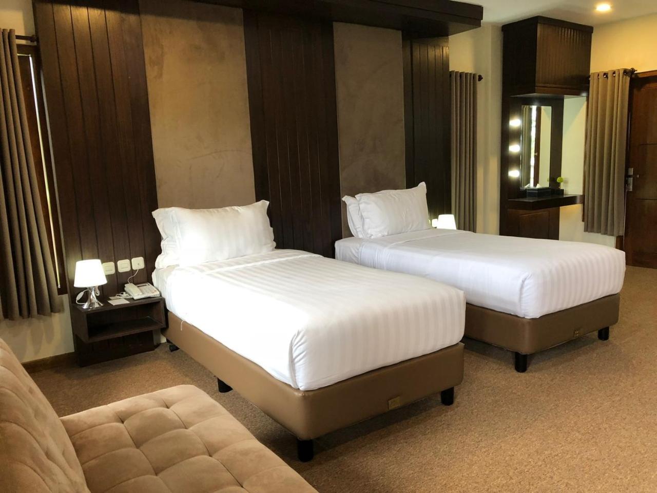 Garden, Twin Beds, Rice Field View 8/10