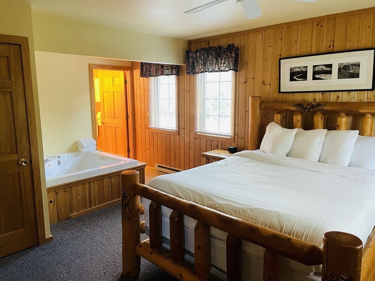 2 Bedrooms, Pond, Cabin, 3 Queen Beds, 2 Bathrooms, Sofa