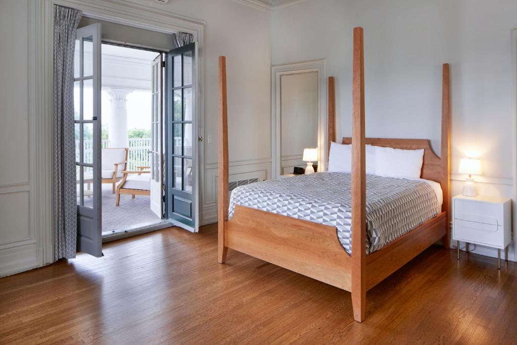Mansion, King Bed, Balcony