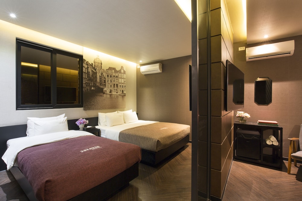 2 Heaven Hotel 33/69