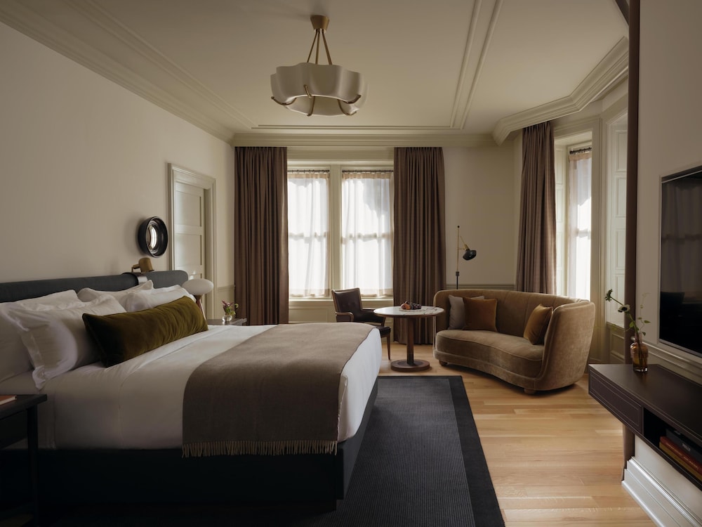 DELUXE, KING BED, ACCESSIBLE