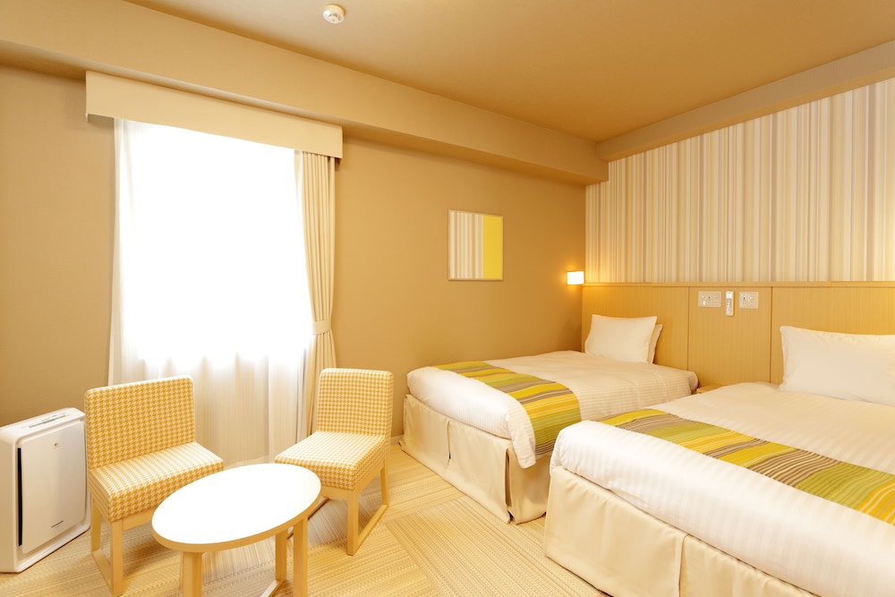 ROOM, TWIN BEDS, 2 FUTON BEDS