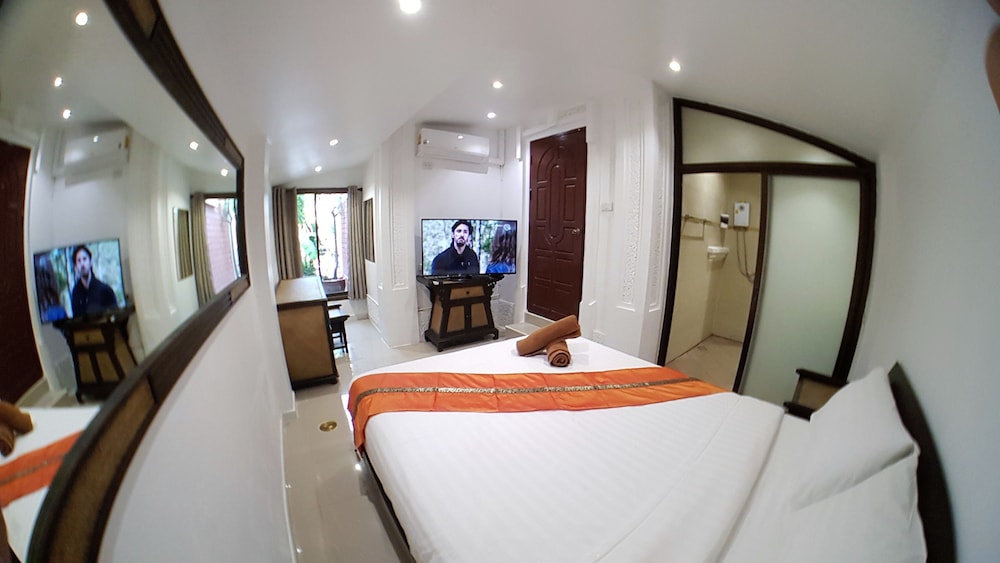 5 BEDROOMS, VILLA