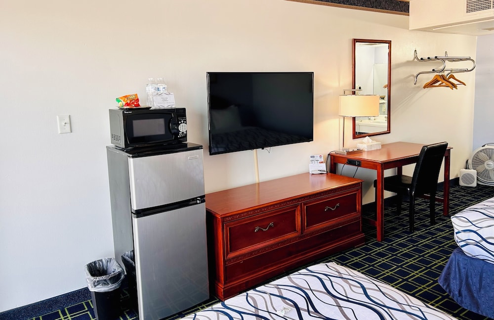 Hospitality Inn & Suites 28/37