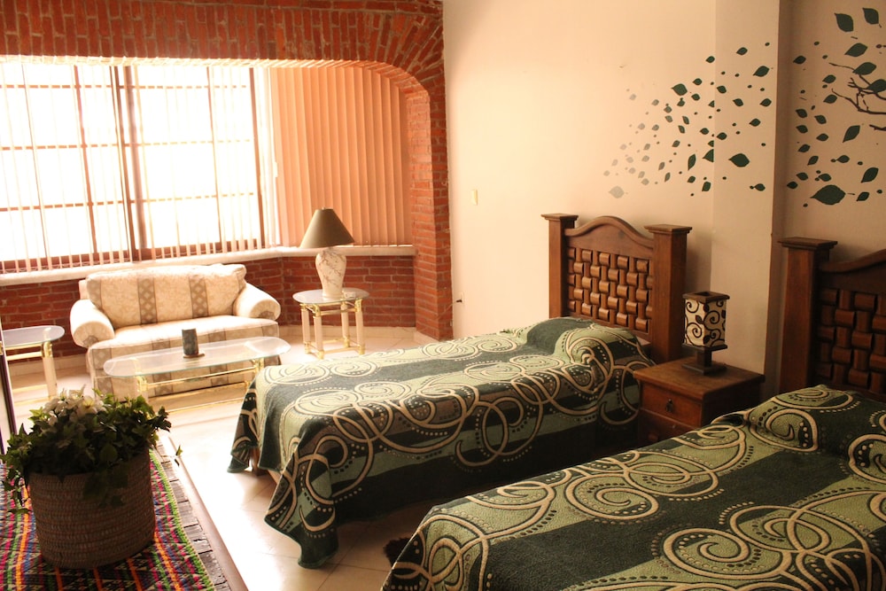 Hostal La Encantada 10/28